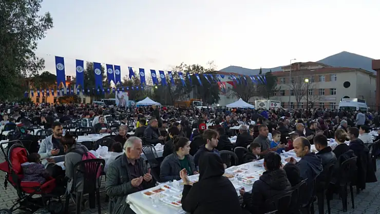 MİLAS BELEDİYESİ İLK İFTAR SOFRASINDA 4 BİN KİŞİYİ AĞIRLADI