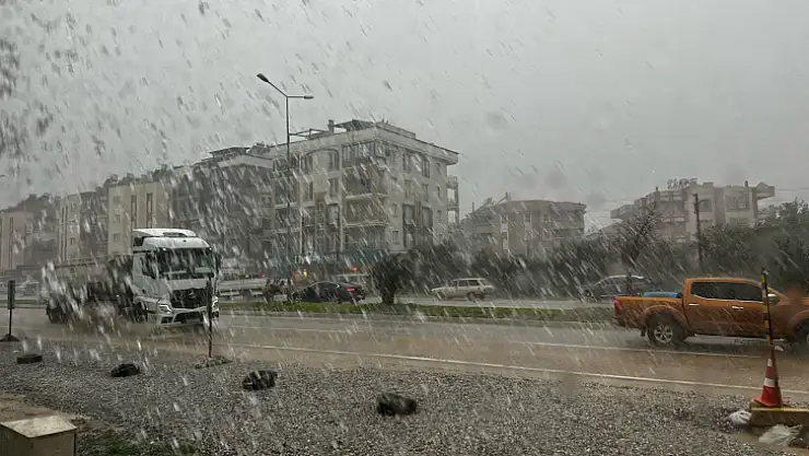 Milas sağanak yağışa teslim oldu