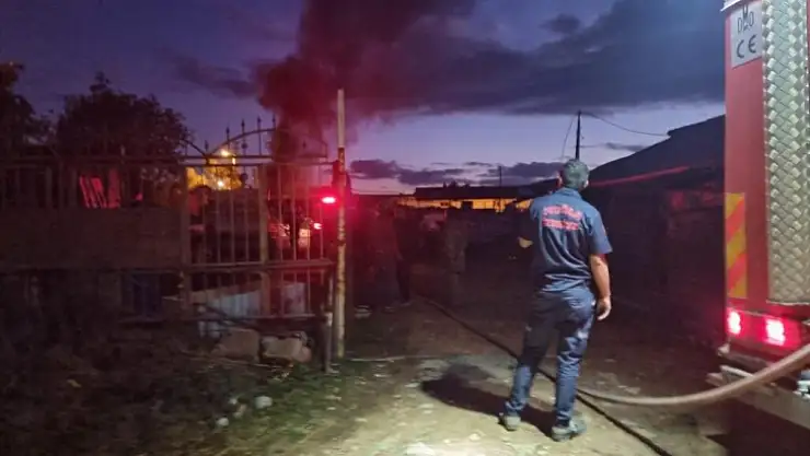 Milas'ta bir mandıranın hurdalığında çıkan yangın korkuttu