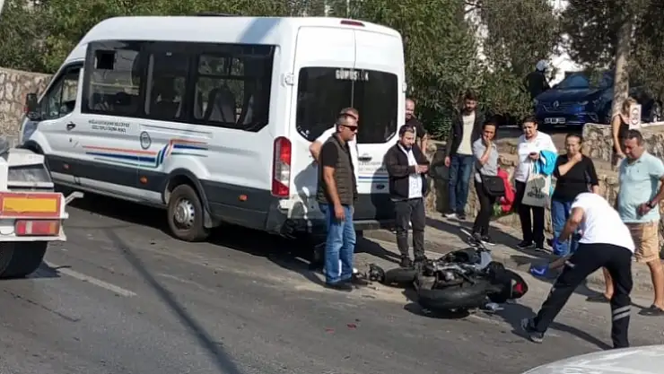 Minibüse arkadan çarpan motosikletli yaralandı