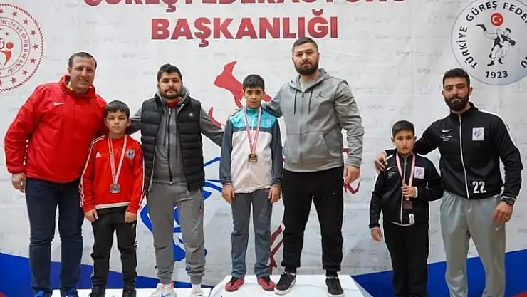 Minik güreşçiler madalya ile döndü