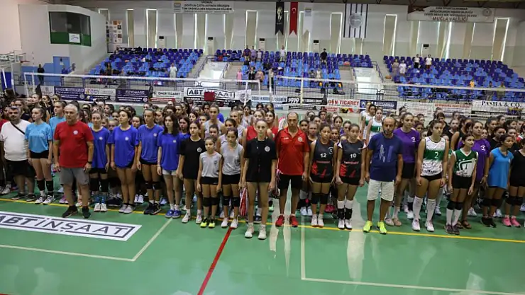 Minik voleybolcular Zafer Bayramı için oynadı