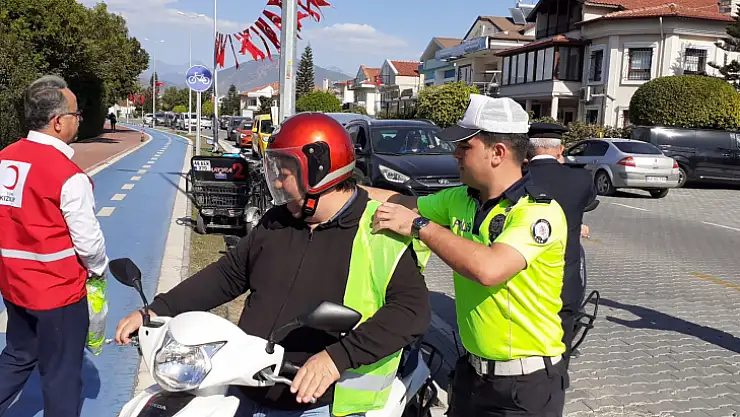 MOTORSİKLET SÜRÜCÜLERİNE FOSFORLU GÖMLEK DAĞITTILAR