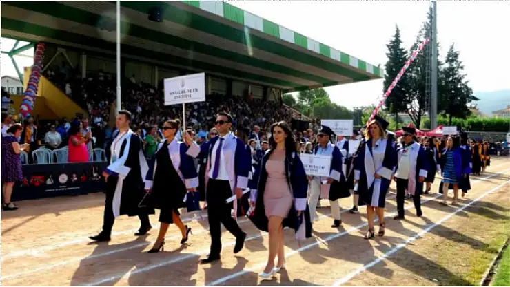 MSKÜ'de mezuniyet sevinci