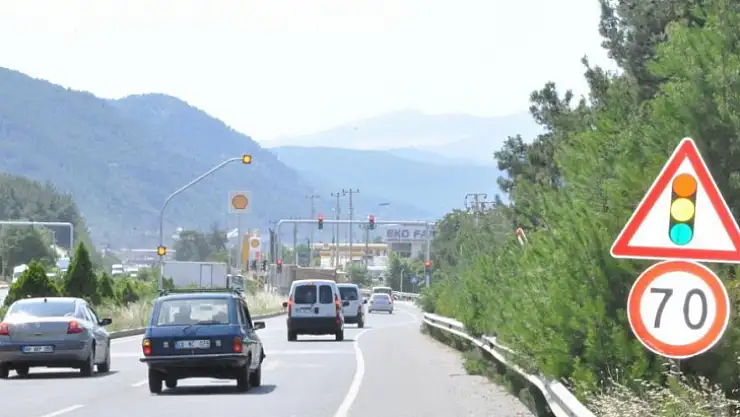 Muğla-Aydın Karayolu Salihpaşalar Kavşağı'na sinyalizasyon takıldı