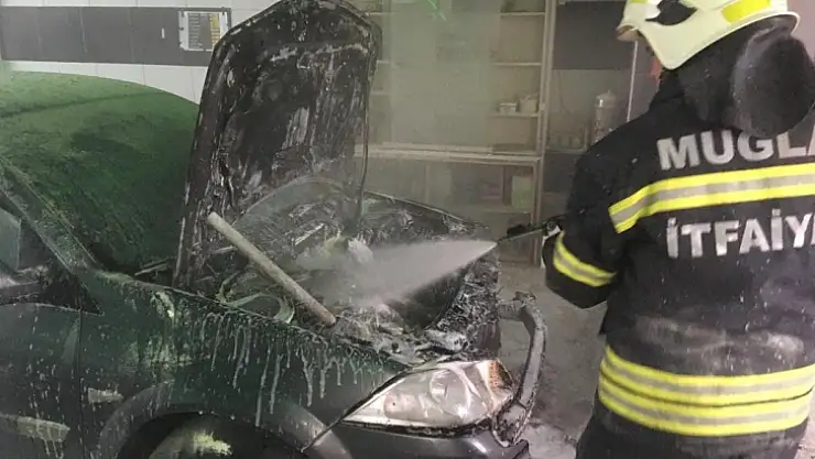 MUĞLA'DA ARAÇTA ÇIKAN YANGIN KORKUTTU