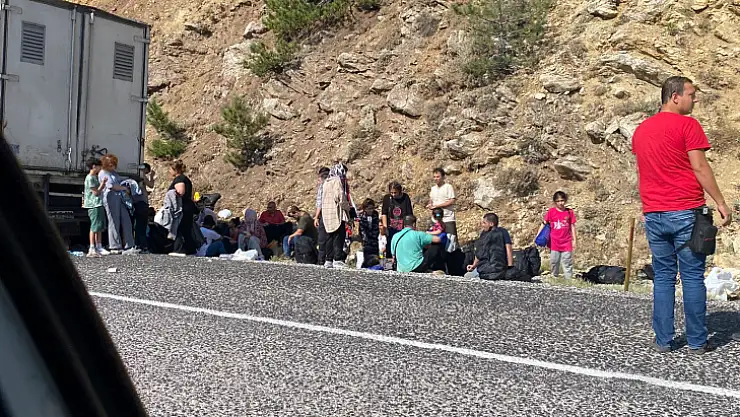 MUĞLA'DA LASTİĞİ PATLAYAN TIRDAN 100'E YAKIN GÖÇMEN ÇIKTI