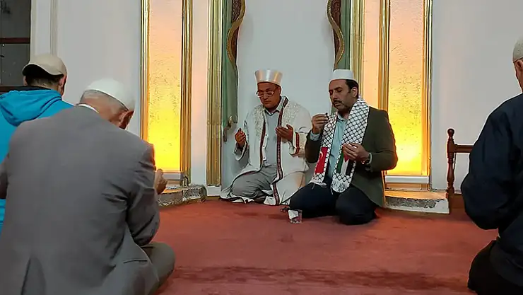 Muğla'da Sabah Namazında Eller Gazze İçin Semaya Açıldı