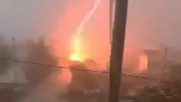 Muğla'da yıldırımın düşme anı kameraya yansıdı