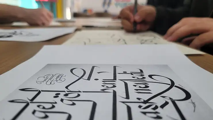 Muğla'daki yurtlarda öğrenciler kaligrafi ve hat sanatı öğreniyor