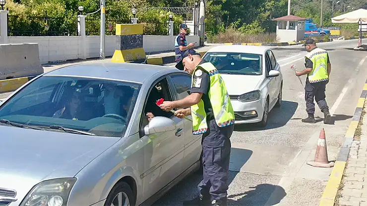 Muğla İl Jandarma Trafik Ekiplerinden Anlamlı Bayram Sürprizi