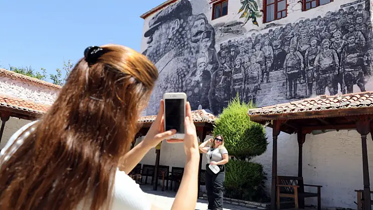 Mural Resim Çalışması Turistlerin ilgisini Çekti