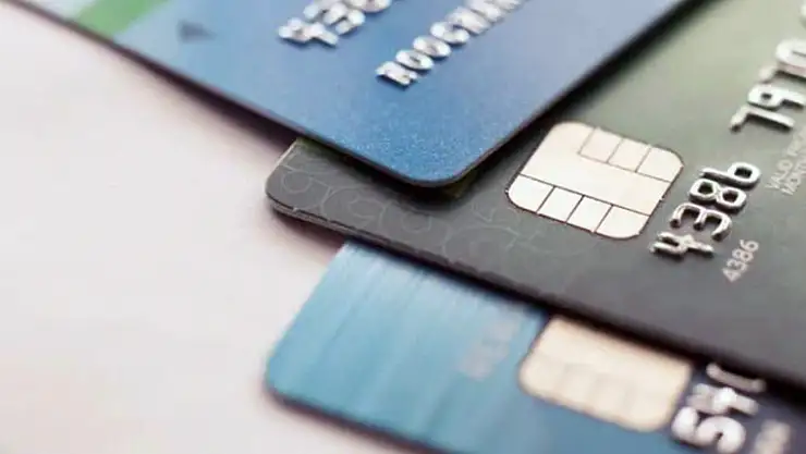 MÜŞTERİ KREDİ KARTLARINI KULLANAN KURYE VE İŞBİRLİKÇİSİ TUTUKLANDI