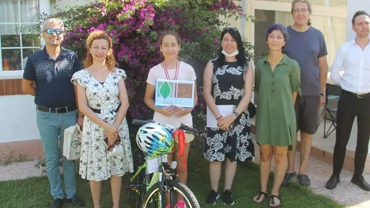 Ödülünü Başkan Karaca Sundu 