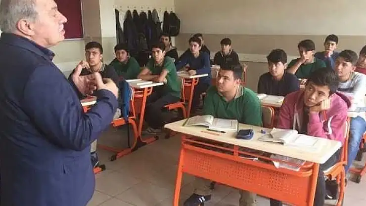 ÖĞRENCİ VE ÖĞRETMENLERLE BİR ARAYA GELDİ