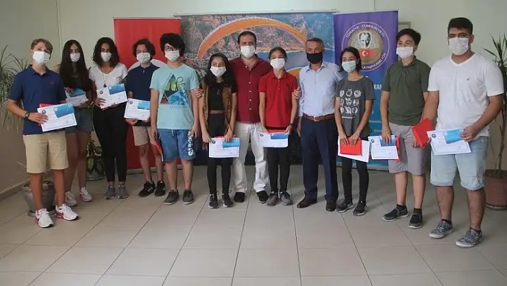 Öğrenciler Altınla Ödüllendirildi