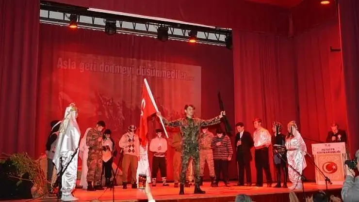 Öğrenciler ayakta alkışlandı 