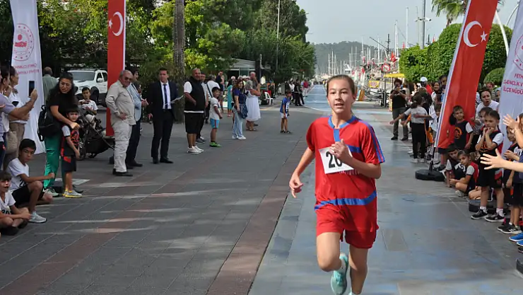 Öğrenciler Cumhuriyetin 100. yılı için koştu