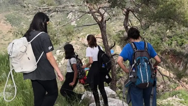 Öğrenciler kitap hazırlamak için yola çıktı