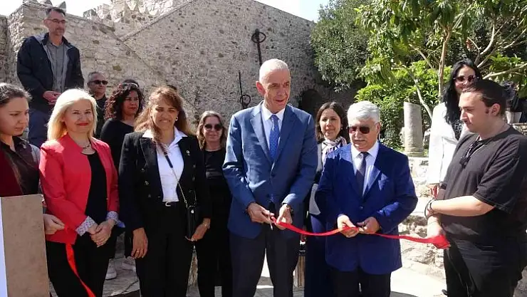 Öğrenciler Marmaris Kalesi'nde resim yaptı, konser verdi