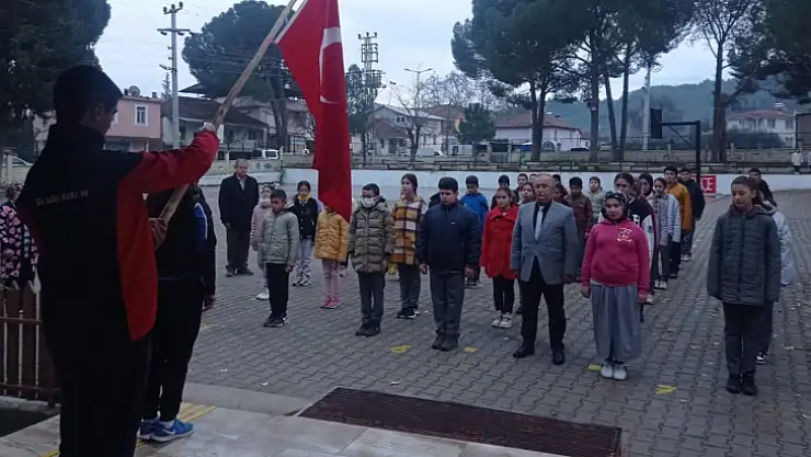Öğrenciler, Şehitler İçin Saygı Duruşunda Bulundu