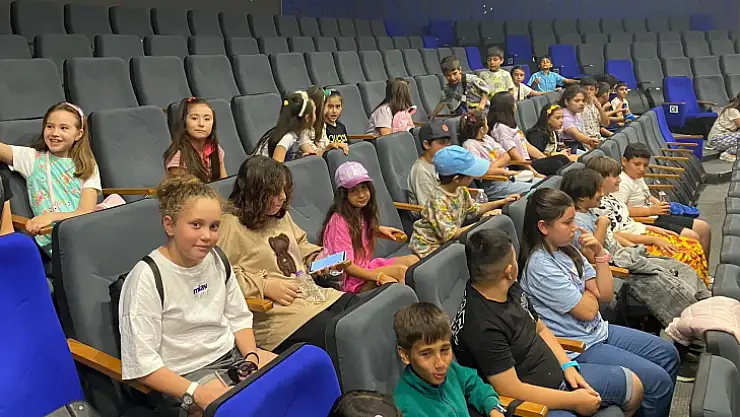 Öğrenciler Sihirli Gemi'yi izledi