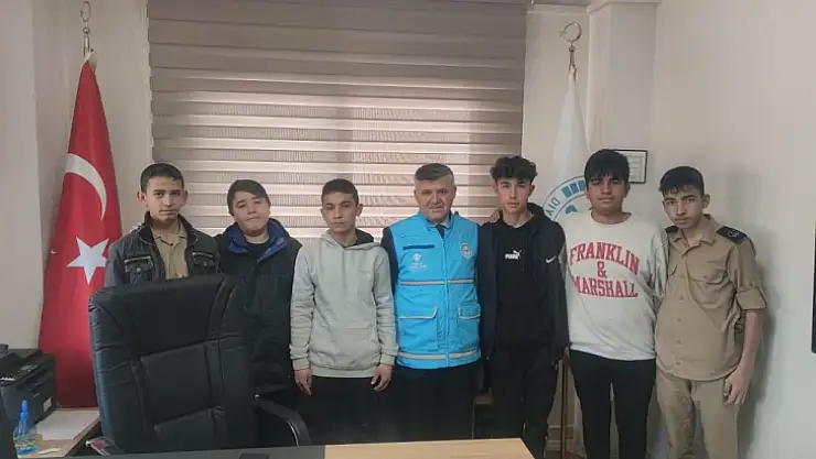 Öğrencilere bayram hediyesi dağıtıldı