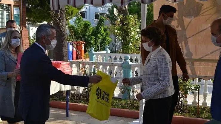 Öğretmenler Günü düzenlenen programla kutlandı