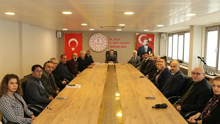 Öğretmenler, lise öğrencilerine ders kitapları ve öğretim materyalleri hazırlıyor