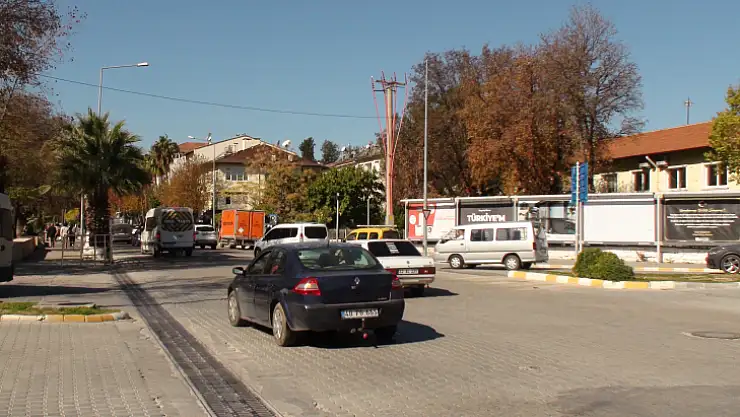 OKULLAR AÇILDI FETHİYE'DE TRAFİK YOĞUNLUĞU ARTTI