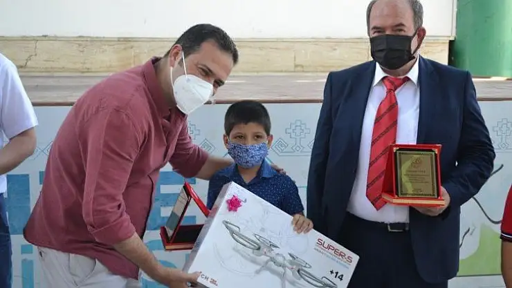 Okuma yarışmasında başarılı olan öğrencilere hediyeleri törenle takdim edildi