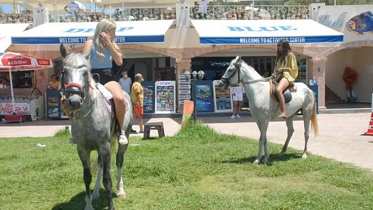 Ölüdeniz'de at turu 