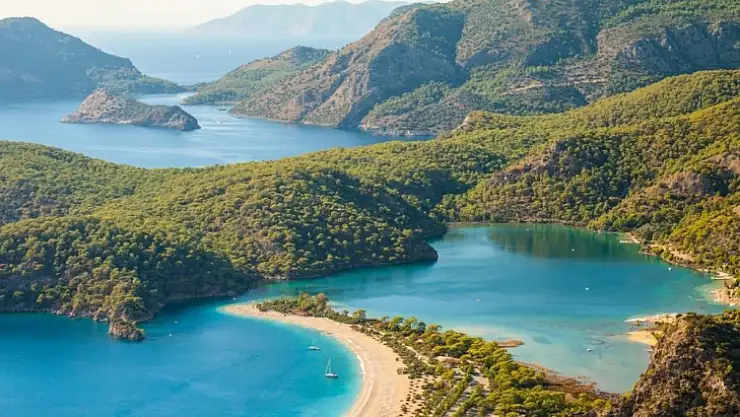 Ölüdeniz, eşsiz doğası ve manzarasıyla büyülüyor