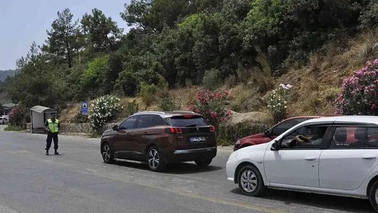 Ölüdeniz yolunda trafik tıkandı, plajlar doldu
