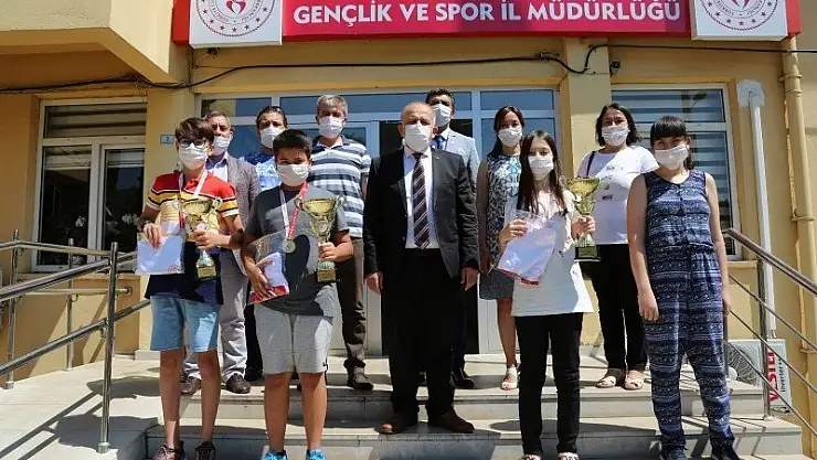 Online Halk Oyunları birincileri ödüllerini aldı