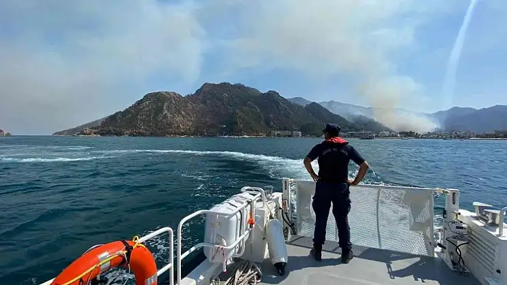 Orman yangını için uçak ve helikopterlerin su aldığı bölge deniz trafiğine kapatıldı