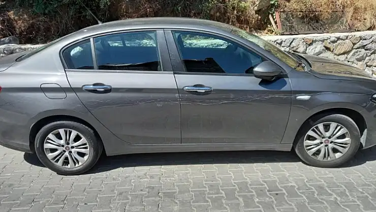 Otelde konaklayan kişinin arabasını çizdi