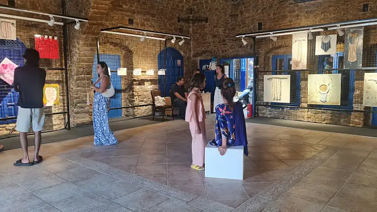 Otizmli Öğrencileriyle Yaptığı Eserleri Sergiliyor