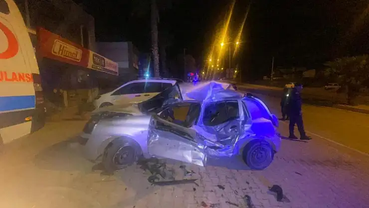 Otomobil ambulansa çarptı 1 ağır yaralı