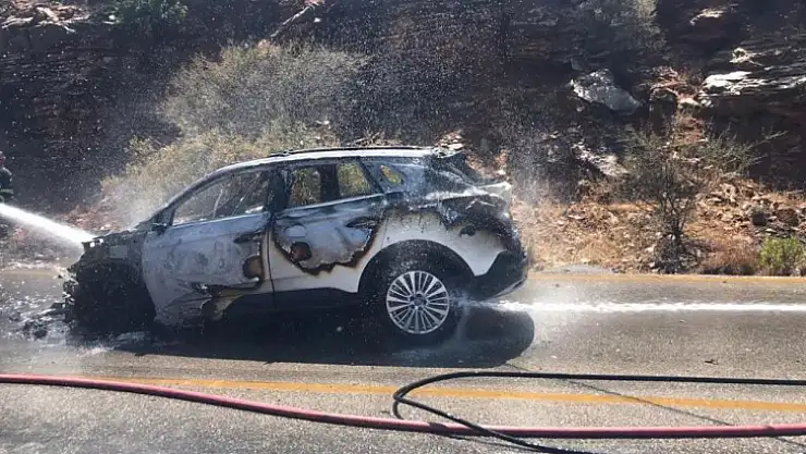 Otomobil'den Çıkan Yangın Makilik Alana Sıçradı