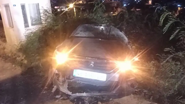 Otomobil duvardan aşağı devrildi