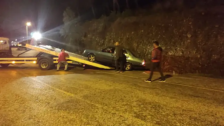 Otomobil şarampole yuvarlandı