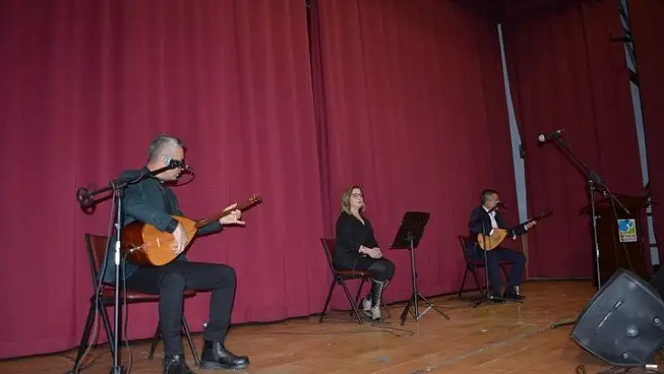 Özbay'ın anıtına karanfil bıraktılar 