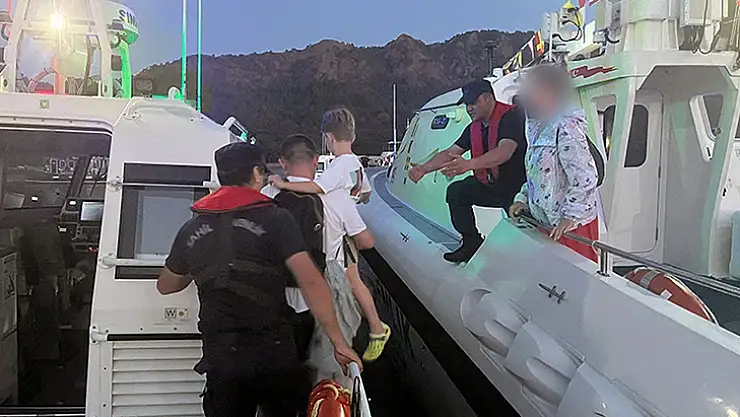 Özel Teknede Rahatsızlanan Çocuğa Sahil Güvenlikten Tıbbi Tahliye