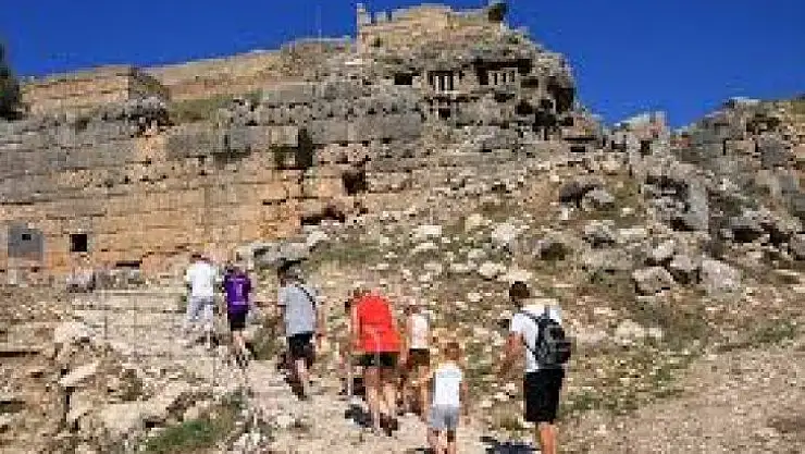 Pandemiye rağmen Kayaköy'e ziyaretçi akını