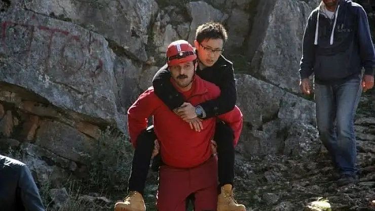 Paraşüt Kazasında Yaralanan Çinli Turisti Sırtında Taşıdı