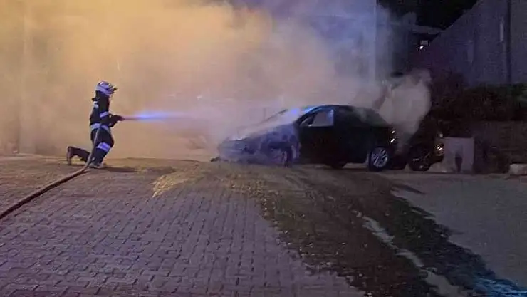 Park halindeki otomobil yandı