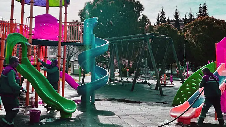 PARKLARDA BAHAR TEMİZLİĞİ BAŞLADI