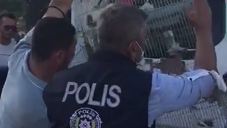 Polisler vatandaşların evlerindeki evcil hayvanları kurtarıyor