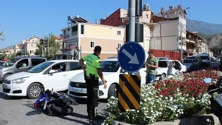 POLİS'TEN  KAÇAN  MOTOR   OTOMOBİLE  ÇARPTI